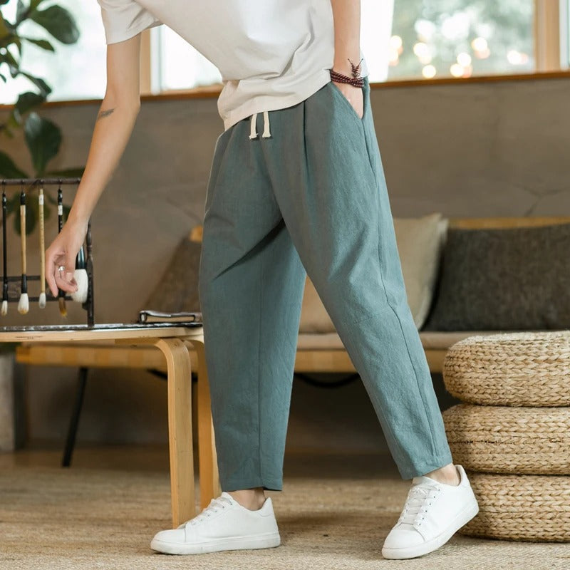 "Pantaloni in lino da uomo eleganti color beige, ideali per l'estate, vestibilità ampia, stile moderno e comfort elevato."