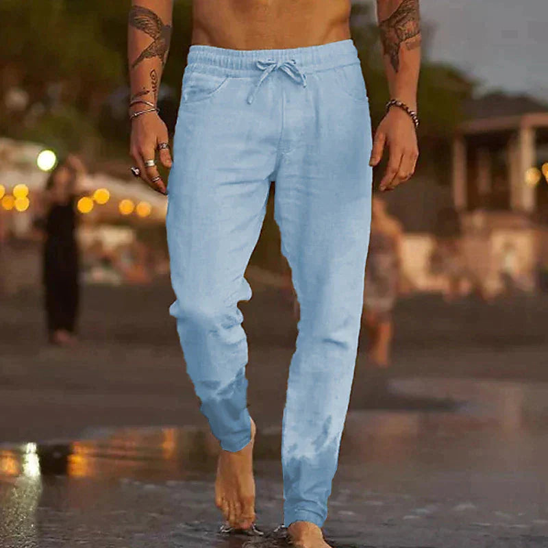 "Pantaloni leggeri in lino da uomo, beige chiaro, eleganti e comodi, ideali per l'estate, con vestibilità rilassata."