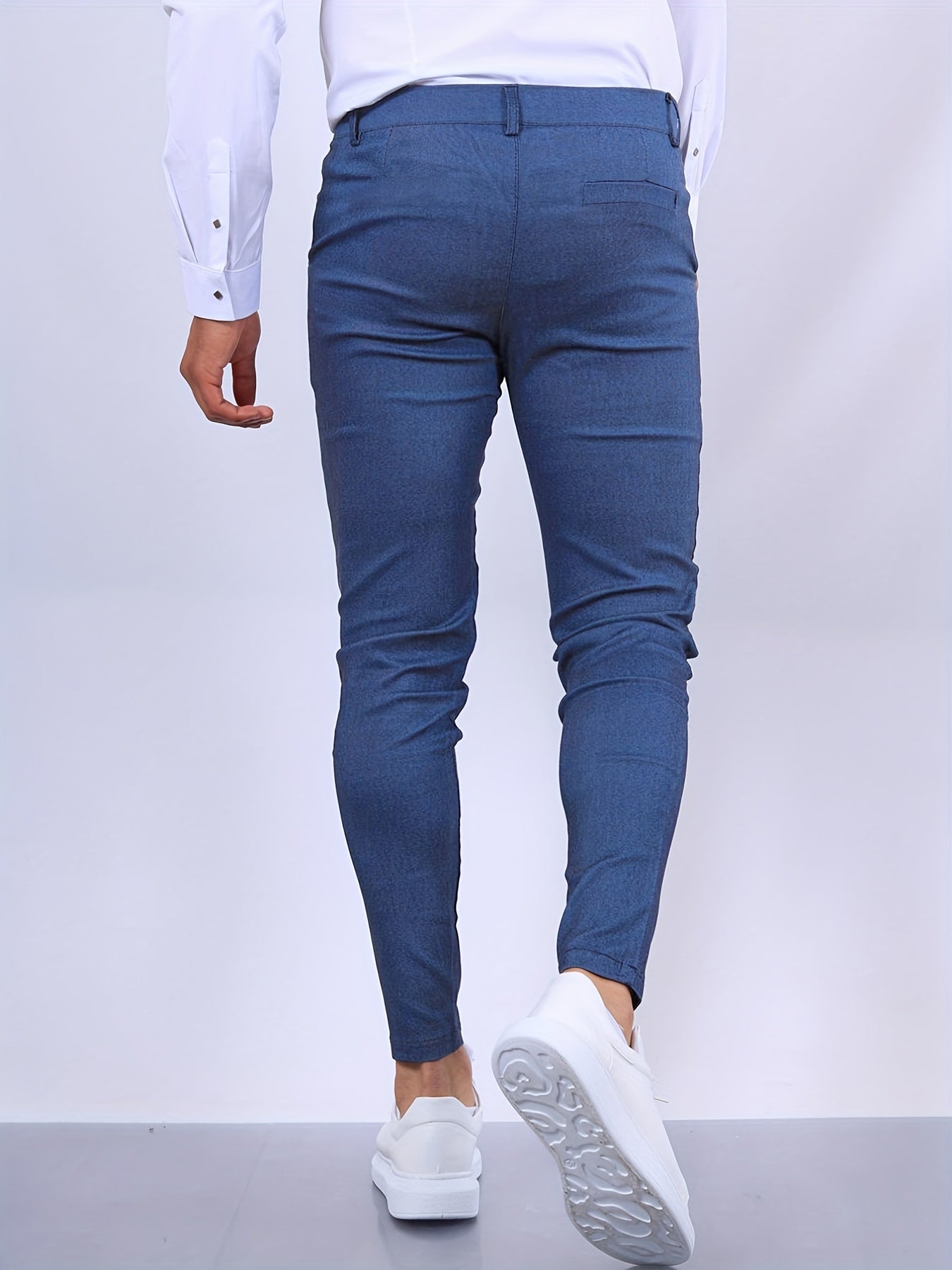 "Pantaloni skinny elasticizzati da uomo in cotone elastan, taglio slim-fit, colore scuro, chiusura zip e bottone."