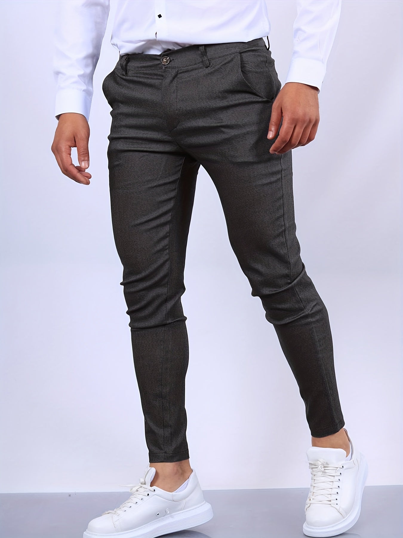 "Pantaloni skinny elasticizzati da uomo in cotone elastan, taglio slim-fit, colore scuro, chiusura zip e bottone."