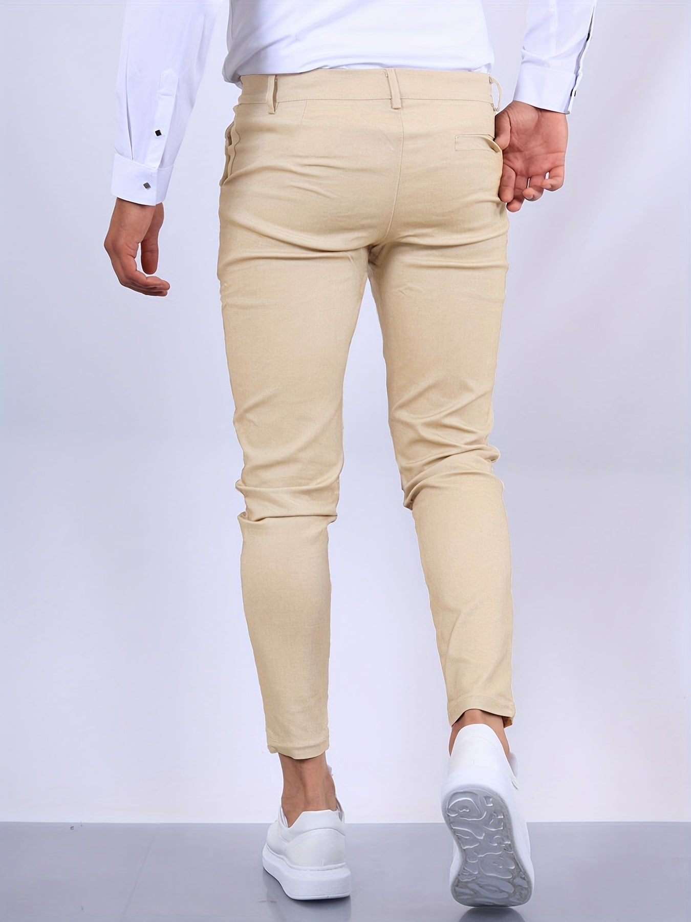 "Pantaloni skinny elasticizzati da uomo in cotone elastan, taglio slim-fit, colore scuro, chiusura zip e bottone."