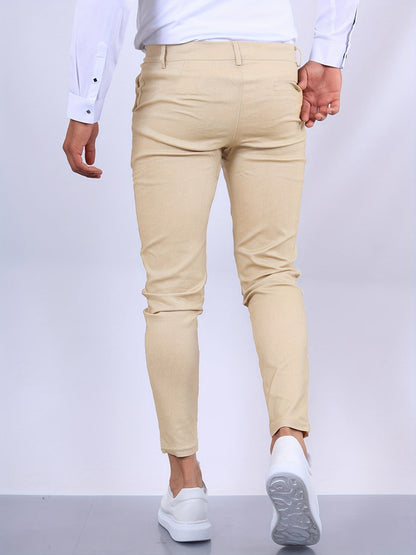 "Pantaloni skinny elasticizzati da uomo in cotone elastan, taglio slim-fit, colore scuro, chiusura zip e bottone."