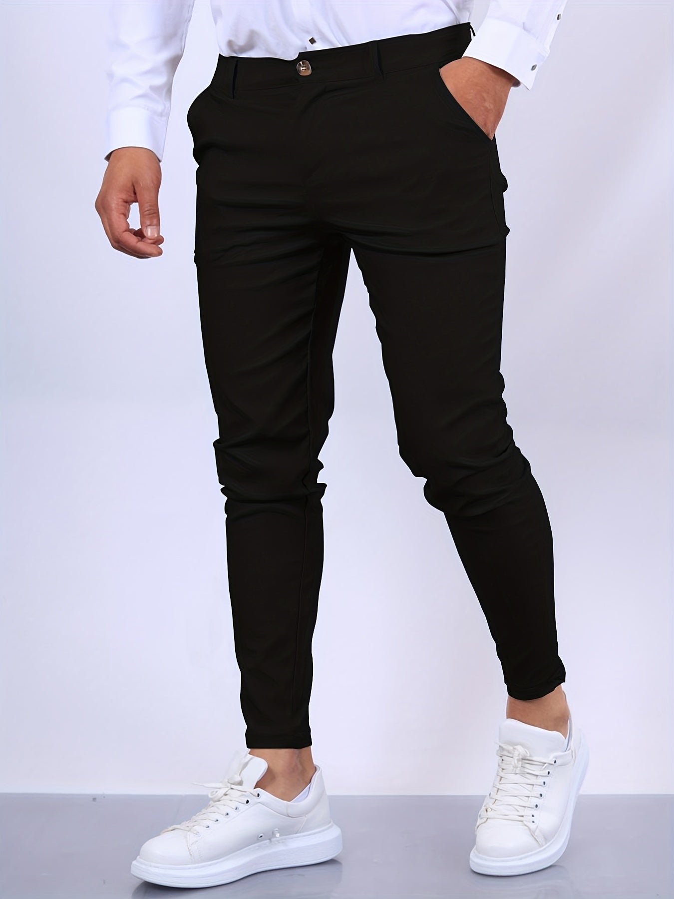 "Pantaloni skinny elasticizzati da uomo in cotone elastan, taglio slim-fit, colore scuro, chiusura zip e bottone."