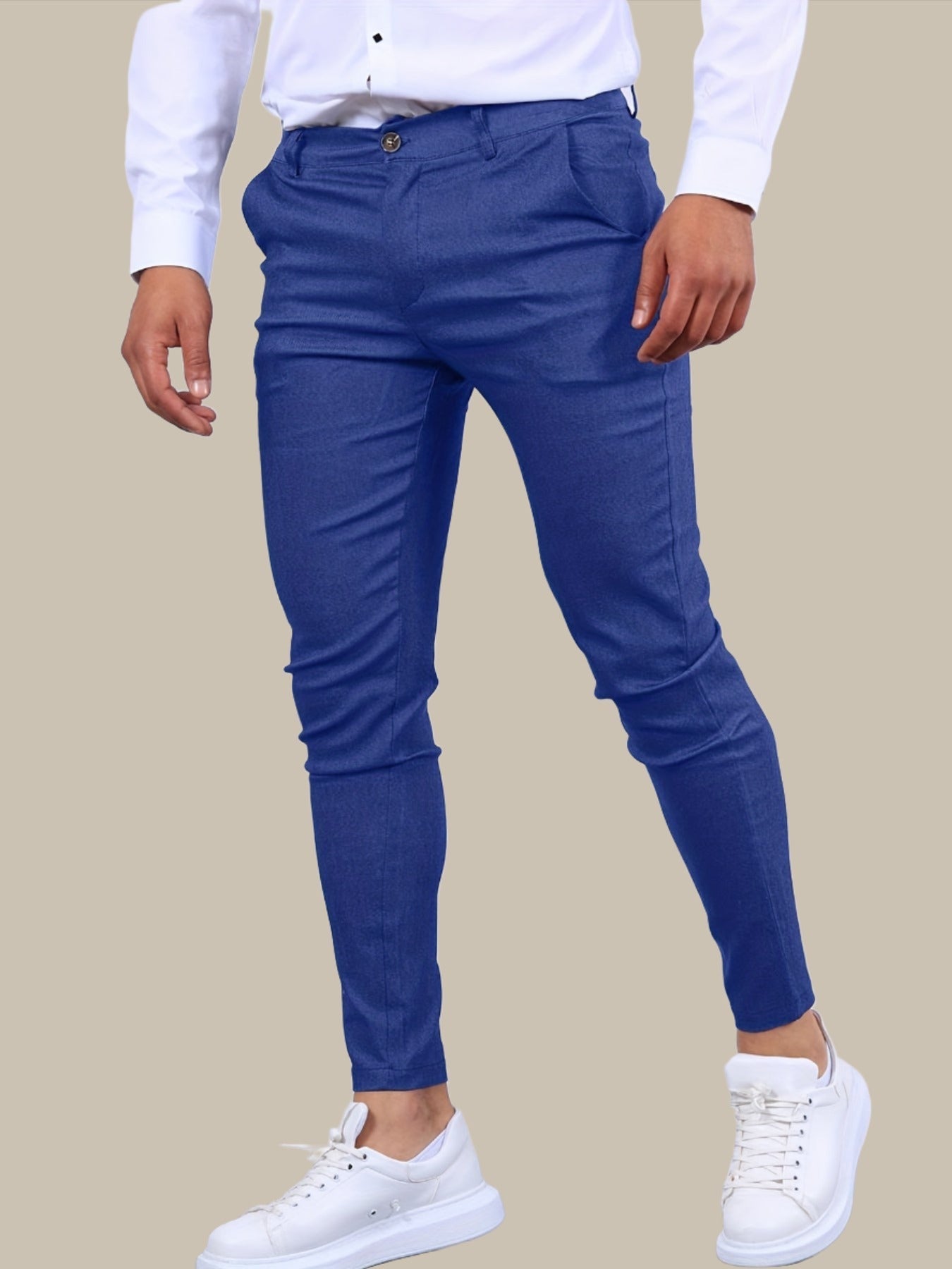 "Pantaloni skinny elasticizzati da uomo in cotone elastan, taglio slim-fit, colore scuro, chiusura zip e bottone."