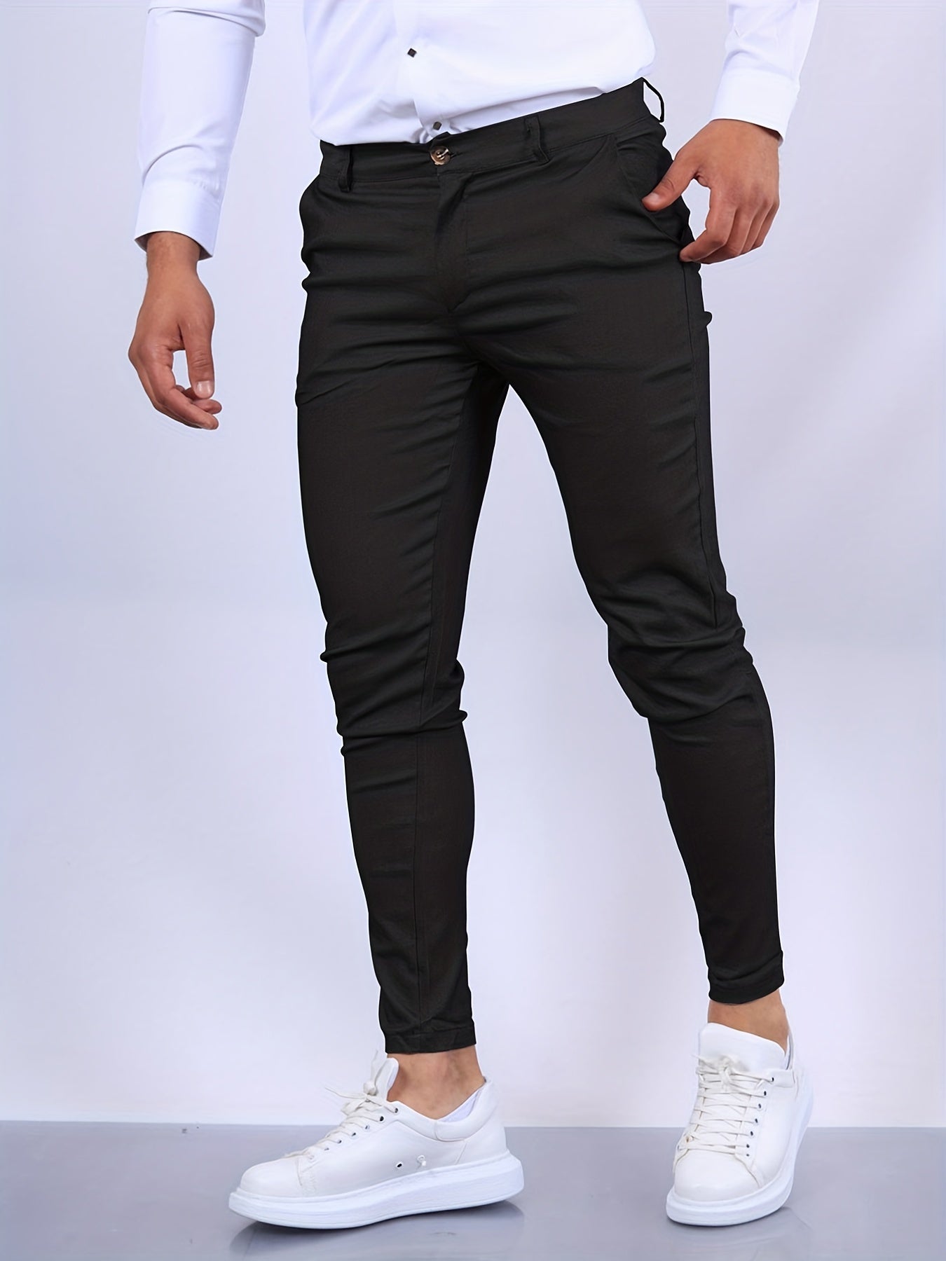 "Pantaloni skinny elasticizzati da uomo in cotone elastan, taglio slim-fit, colore scuro, chiusura zip e bottone."