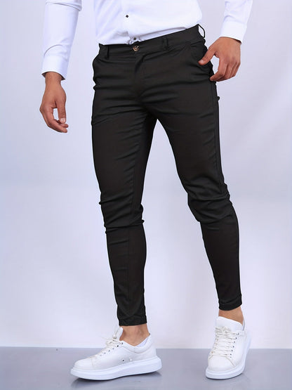 "Pantaloni skinny elasticizzati da uomo in cotone elastan, taglio slim-fit, colore scuro, chiusura zip e bottone."
