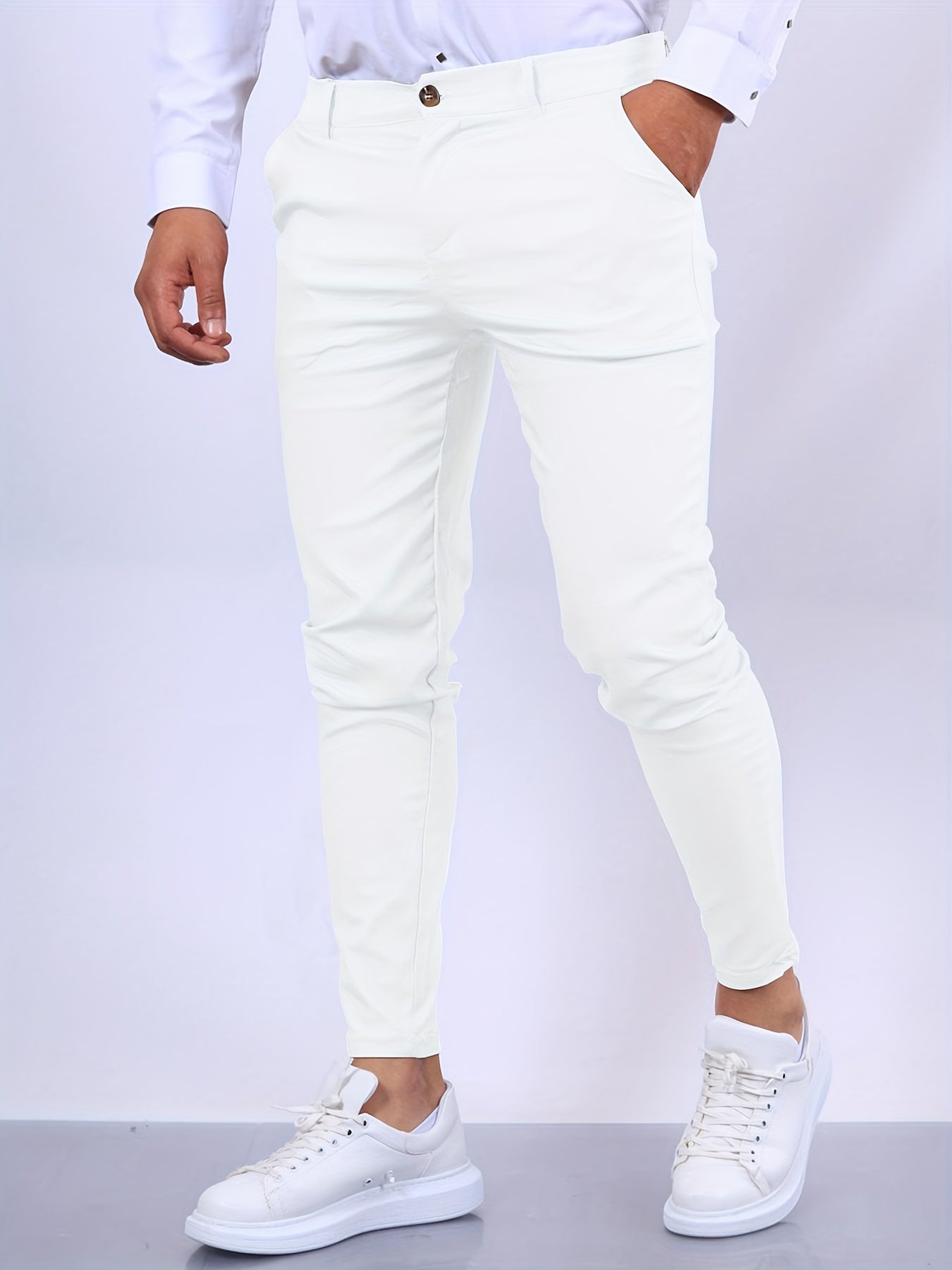 "Pantaloni skinny elasticizzati da uomo in cotone elastan, taglio slim-fit, colore scuro, chiusura zip e bottone."