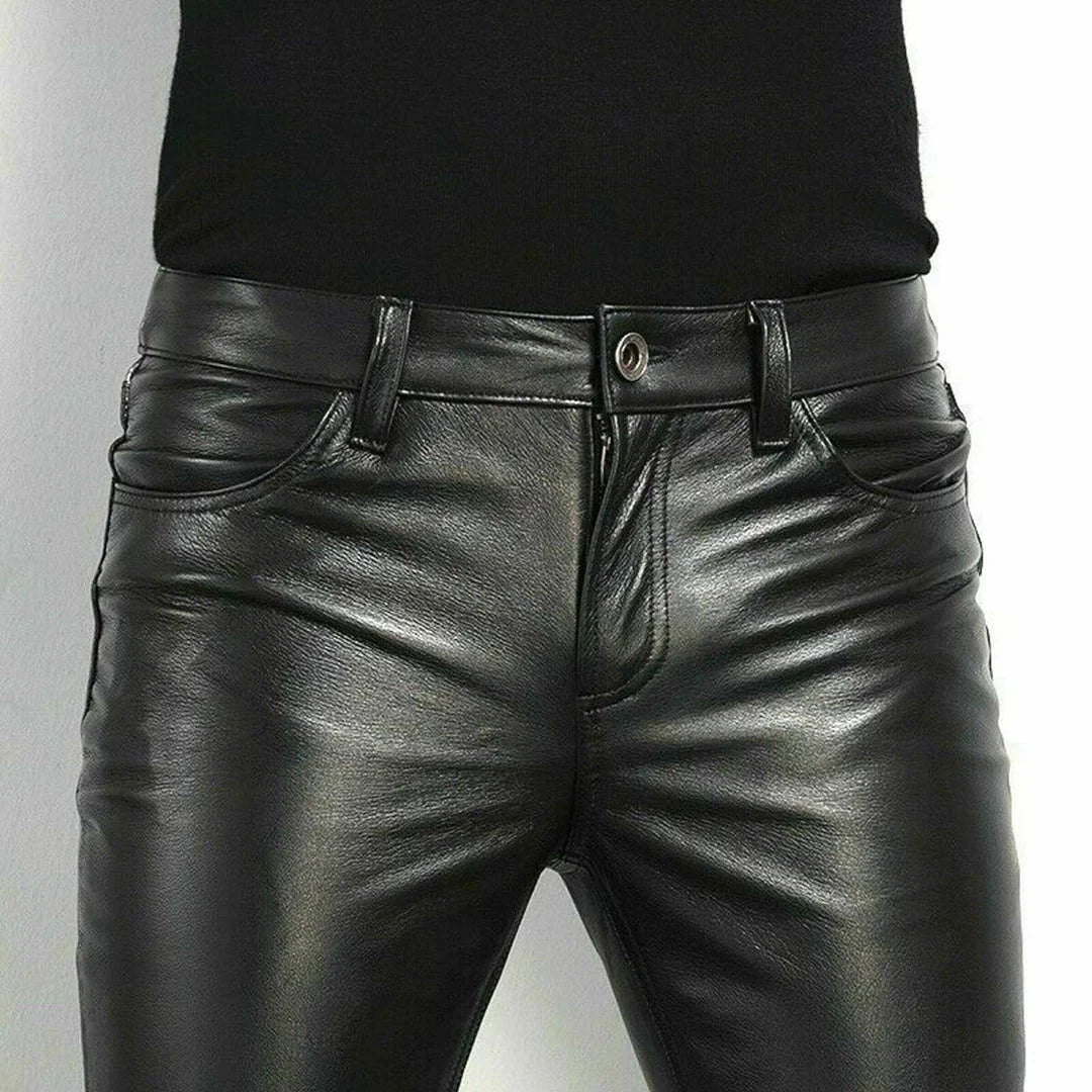 "Pantaloni slim neri in pelle PU da uomo, eleganti e versatili per look estivi, con vestibilità snella e dettagli moderni."