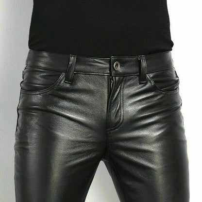 "Pantaloni slim neri in pelle PU da uomo, eleganti e versatili per look estivi, con vestibilità snella e dettagli moderni."