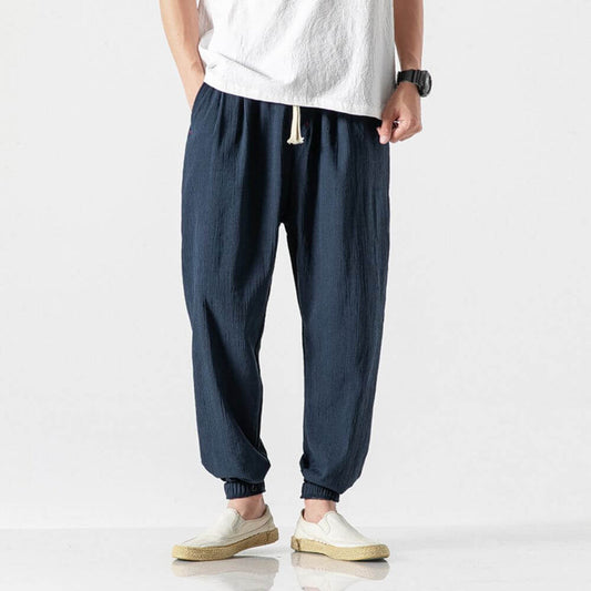 "Pantaloni uomo blu marino in lino e cotone, design elegante con vita elasticizzata e tasche funzionali, versatili e comodi."