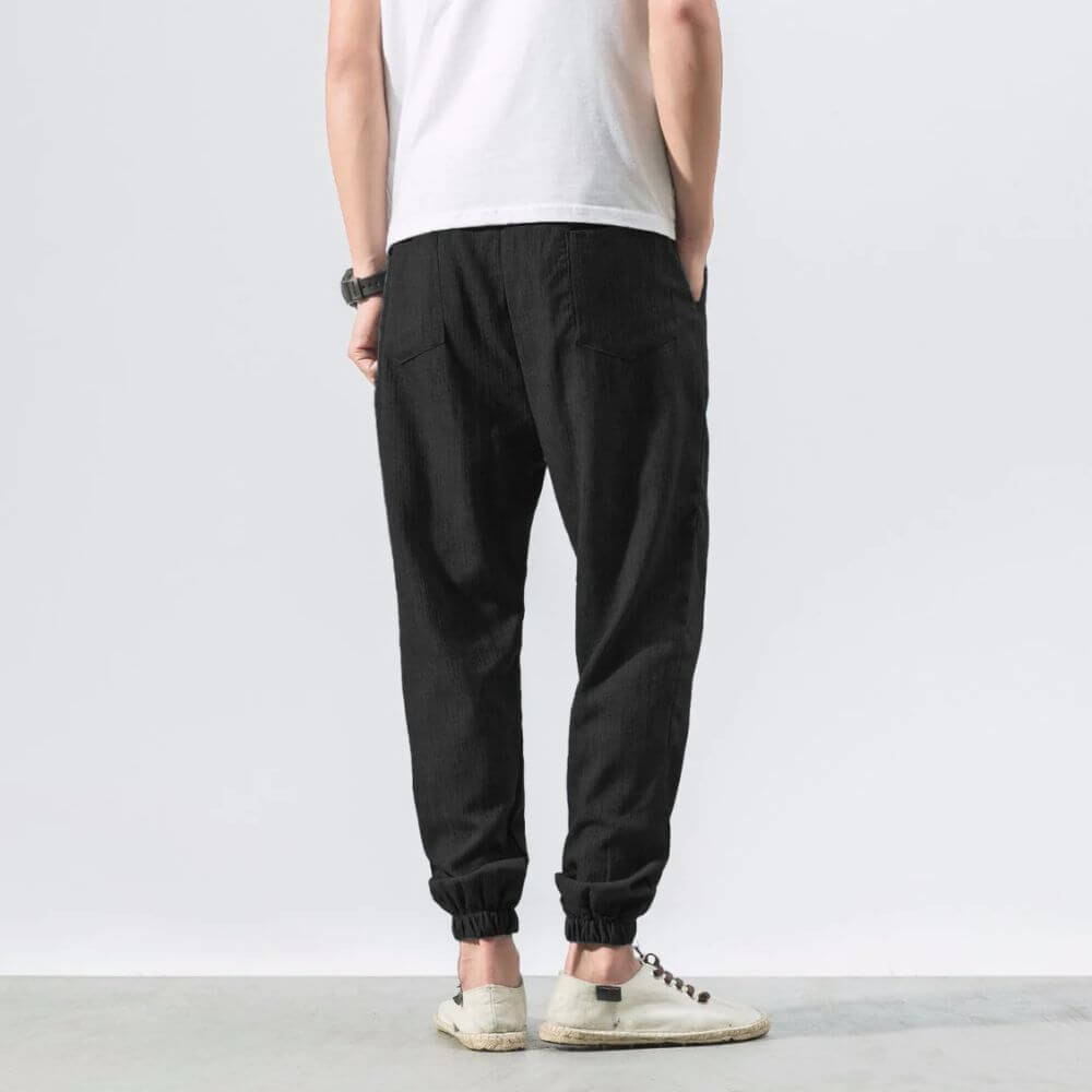 "Pantaloni uomo blu marino in lino e cotone, design elegante con vita elasticizzata e tasche funzionali, versatili e comodi."