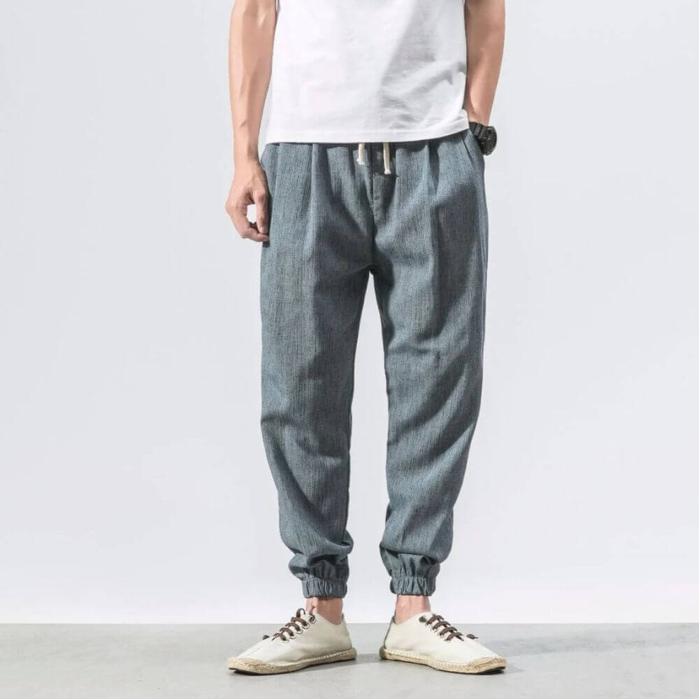 "Pantaloni uomo blu marino in lino e cotone, design elegante con vita elasticizzata e tasche funzionali, versatili e comodi."