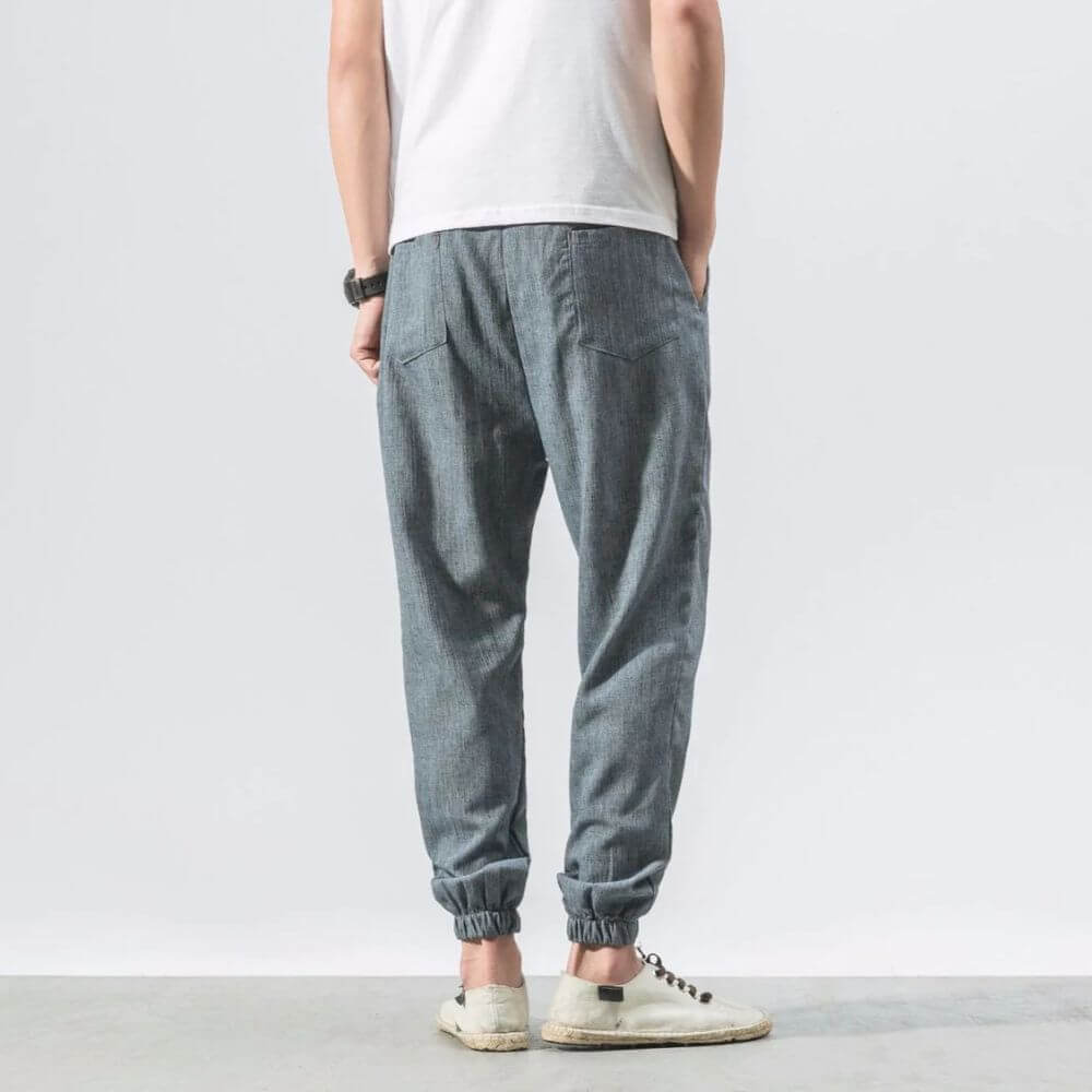 "Pantaloni uomo blu marino in lino e cotone, design elegante con vita elasticizzata e tasche funzionali, versatili e comodi."