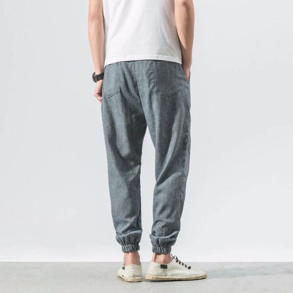 "Pantaloni uomo blu marino in lino e cotone, design elegante con vita elasticizzata e tasche funzionali, versatili e comodi."