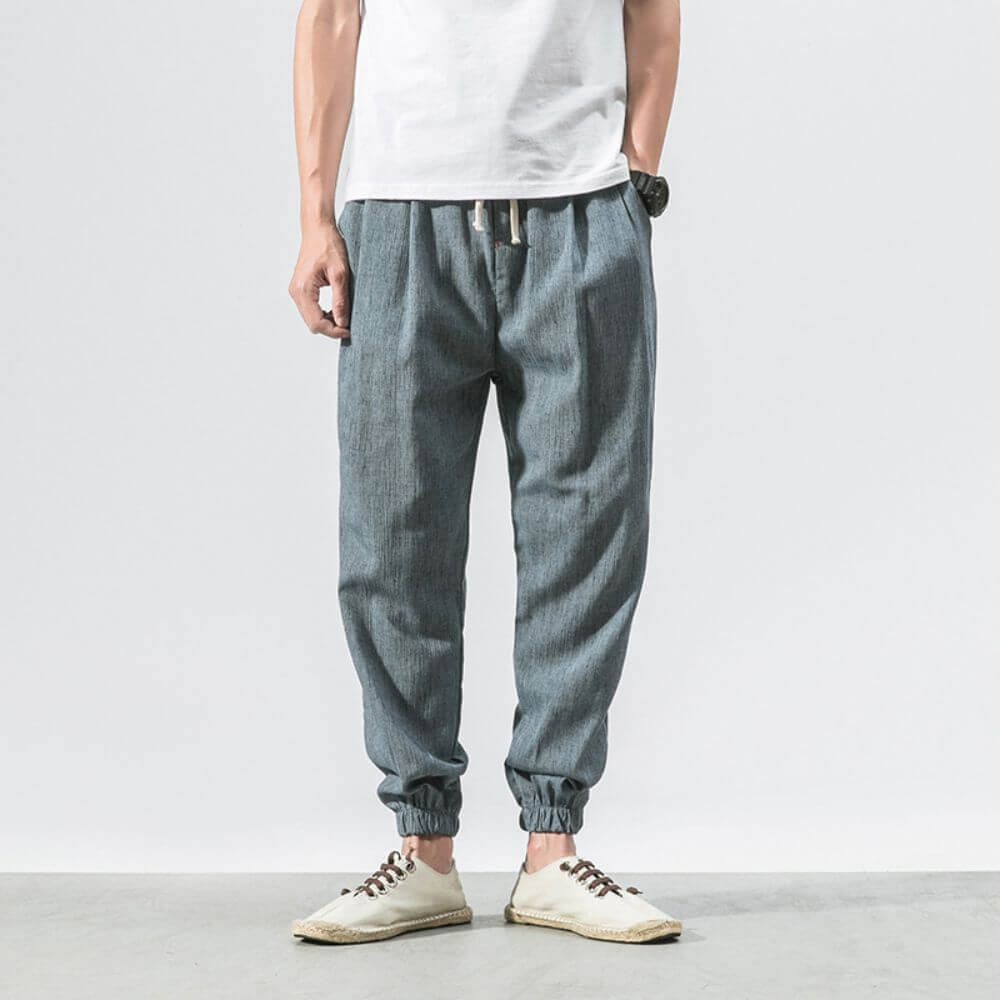 "Pantaloni uomo blu marino in lino e cotone, design elegante con vita elasticizzata e tasche funzionali, versatili e comodi."
