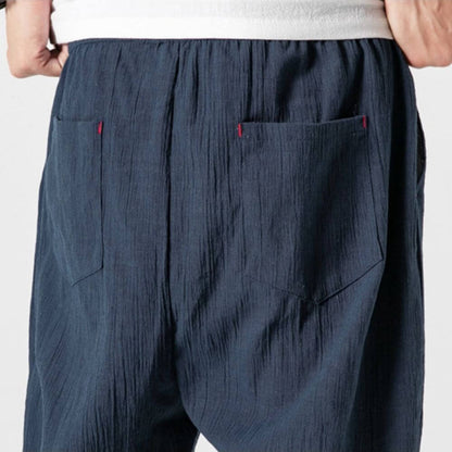 "Pantaloni uomo blu marino in lino e cotone, design elegante con vita elasticizzata e tasche funzionali, versatili e comodi."