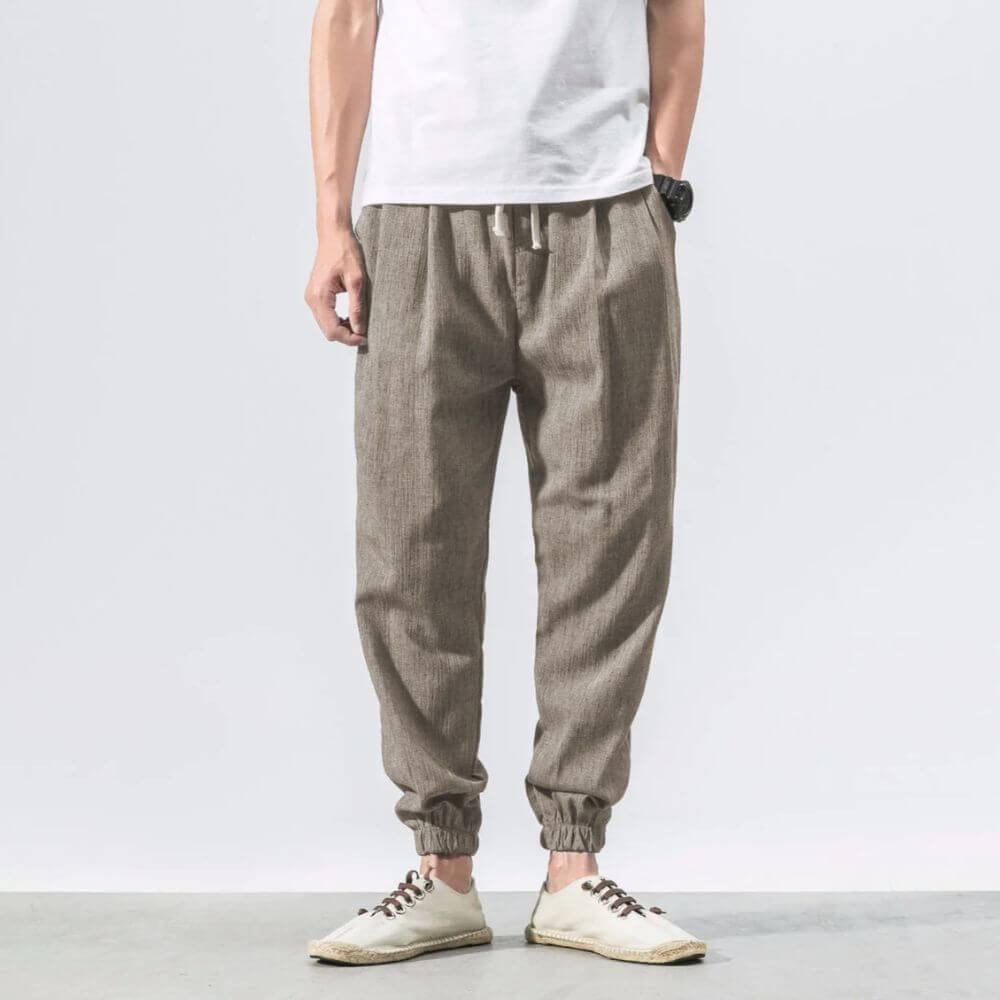 "Pantaloni uomo blu marino in lino e cotone, design elegante con vita elasticizzata e tasche funzionali, versatili e comodi."
