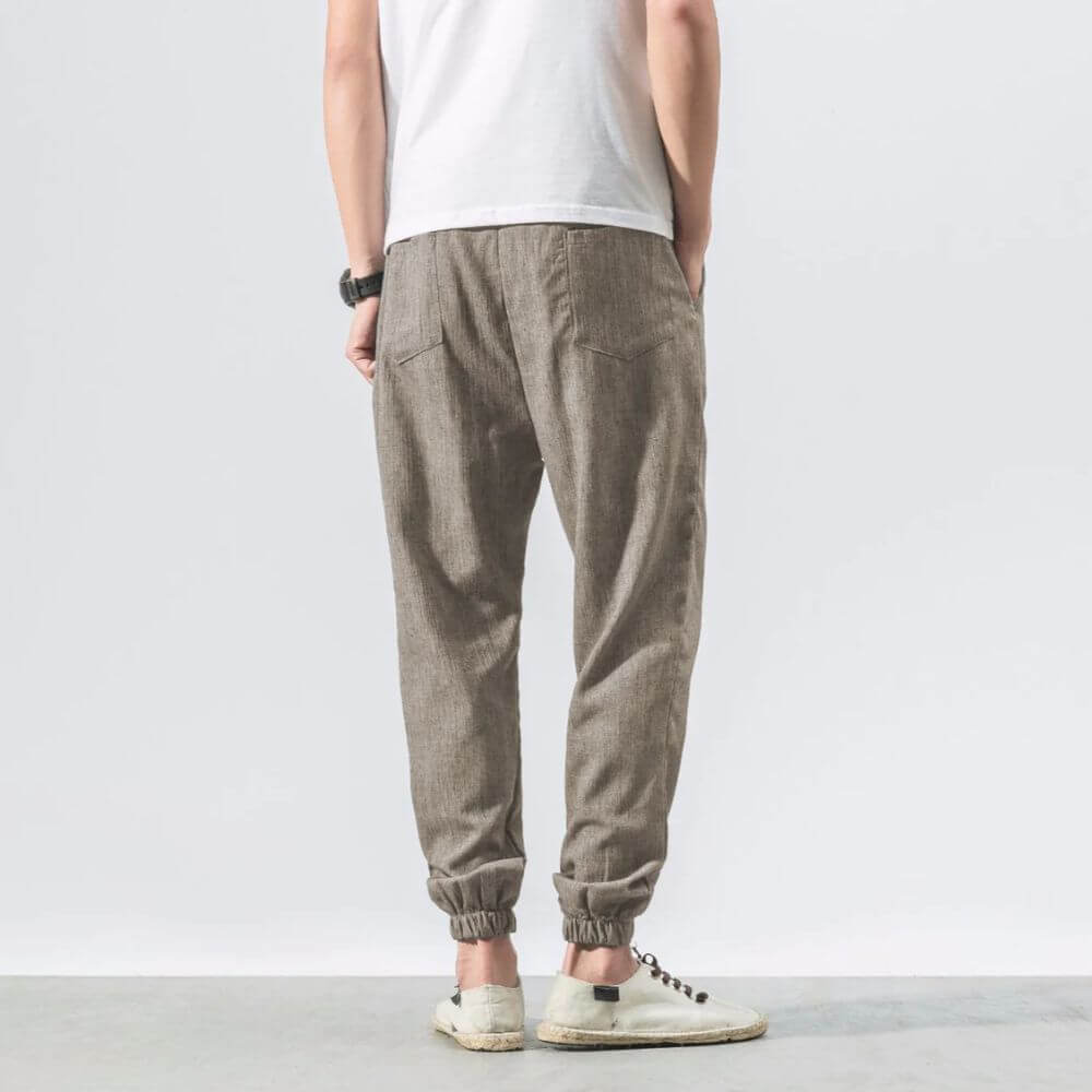 "Pantaloni uomo blu marino in lino e cotone, design elegante con vita elasticizzata e tasche funzionali, versatili e comodi."
