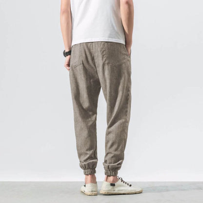 "Pantaloni uomo blu marino in lino e cotone, design elegante con vita elasticizzata e tasche funzionali, versatili e comodi."
