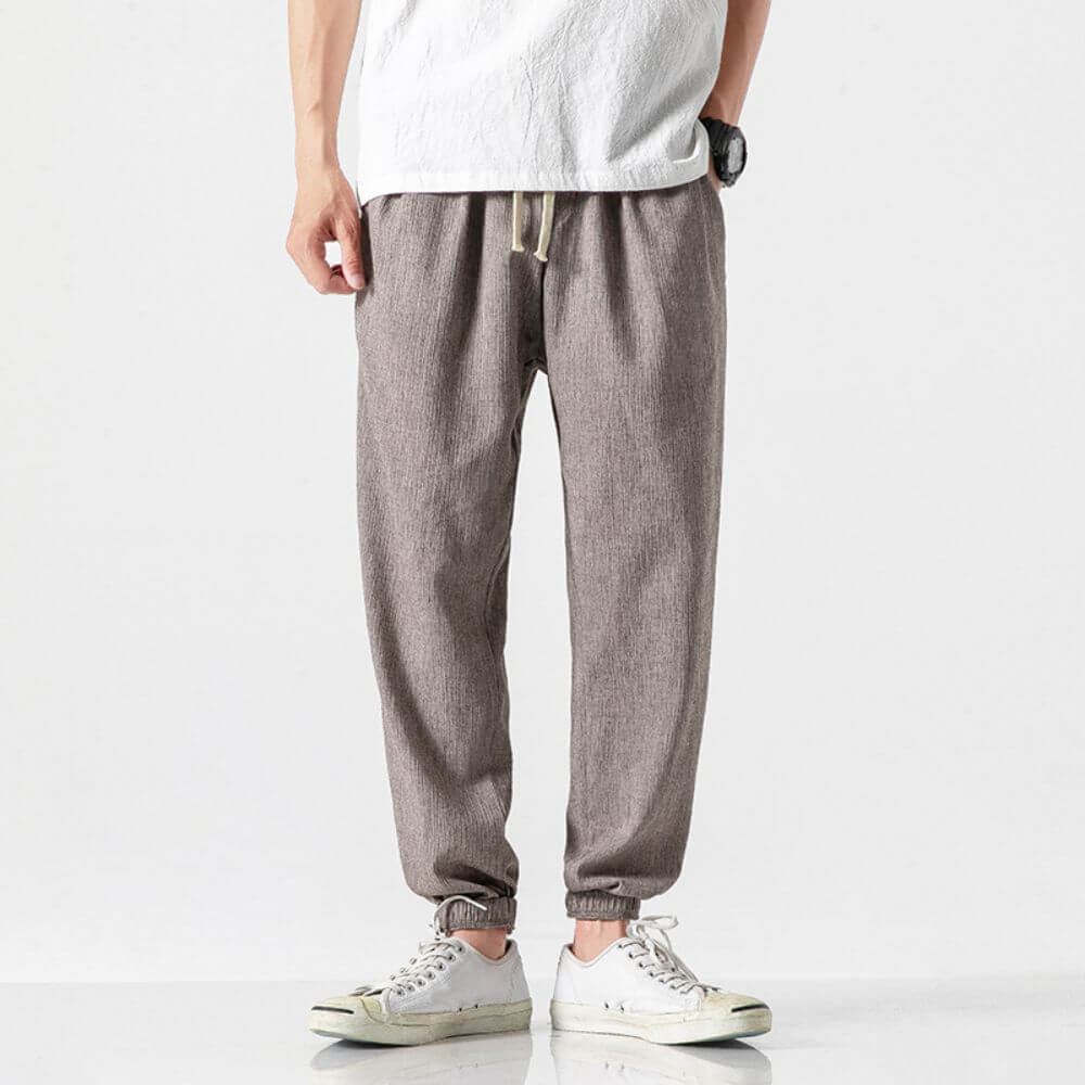"Pantaloni uomo blu marino in lino e cotone, design elegante con vita elasticizzata e tasche funzionali, versatili e comodi."