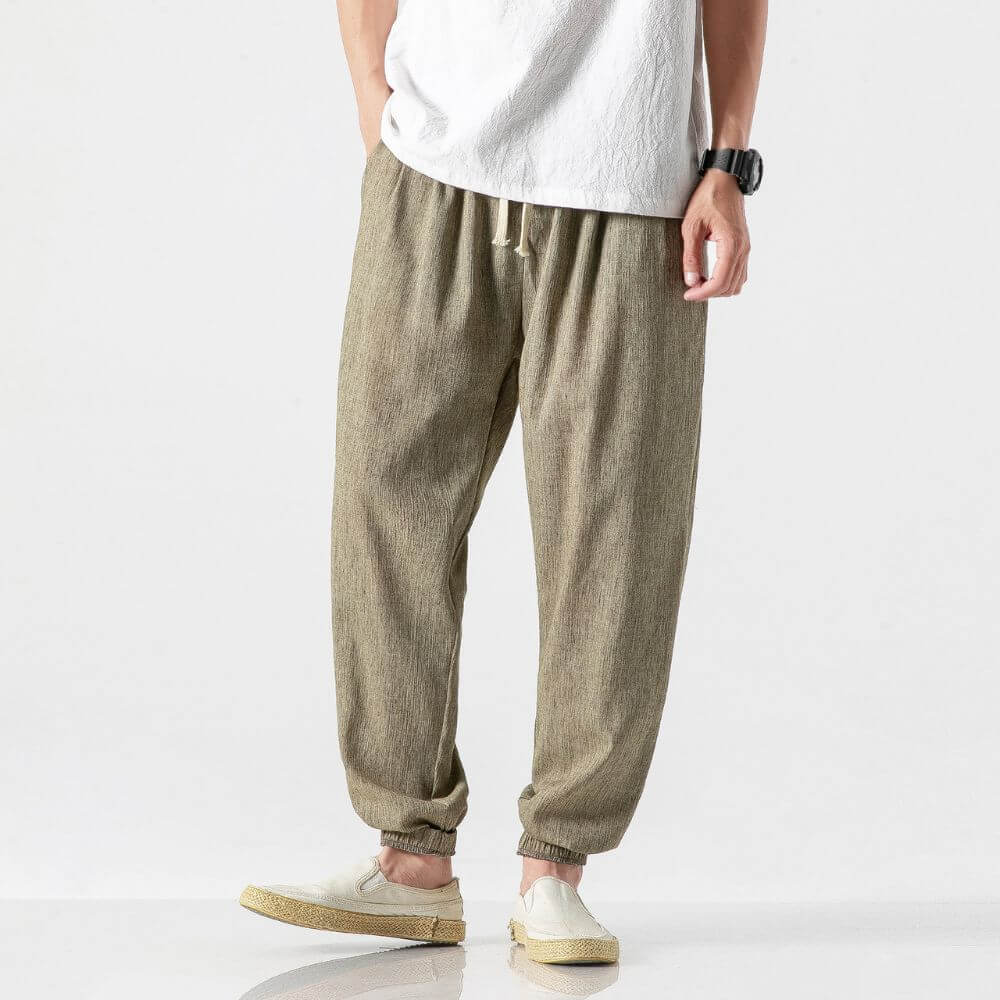 "Pantaloni uomo blu marino in lino e cotone, design elegante con vita elasticizzata e tasche funzionali, versatili e comodi."