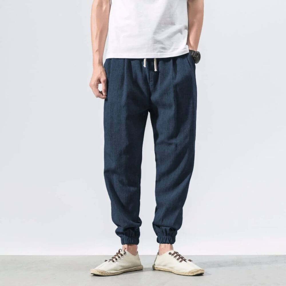 "Pantaloni uomo blu marino in lino e cotone, design elegante con vita elasticizzata e tasche funzionali, versatili e comodi."