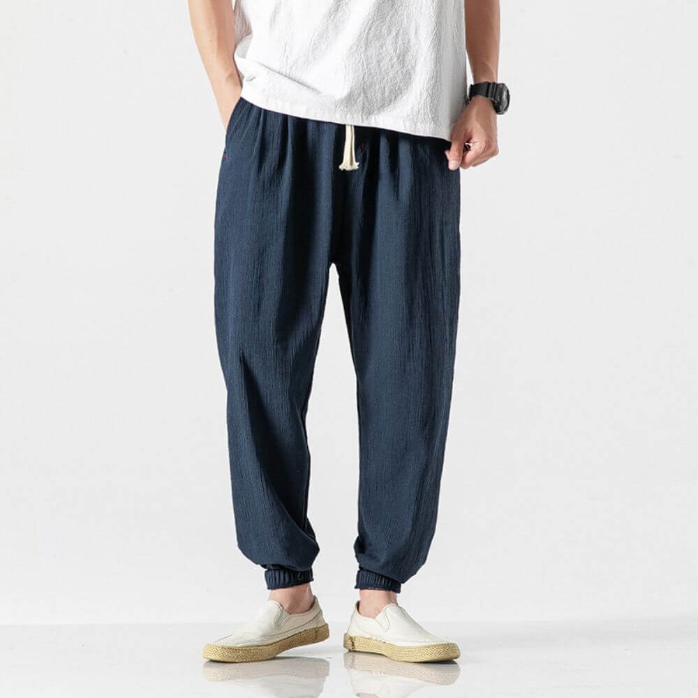 "Pantaloni uomo blu marino in lino e cotone, design elegante con vita elasticizzata e tasche funzionali, versatili e comodi."