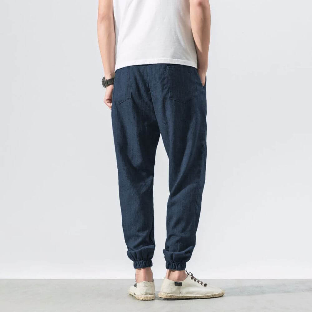 "Pantaloni uomo blu marino in lino e cotone, design elegante con vita elasticizzata e tasche funzionali, versatili e comodi."