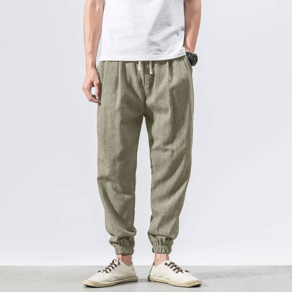 "Pantaloni uomo blu marino in lino e cotone, design elegante con vita elasticizzata e tasche funzionali, versatili e comodi."