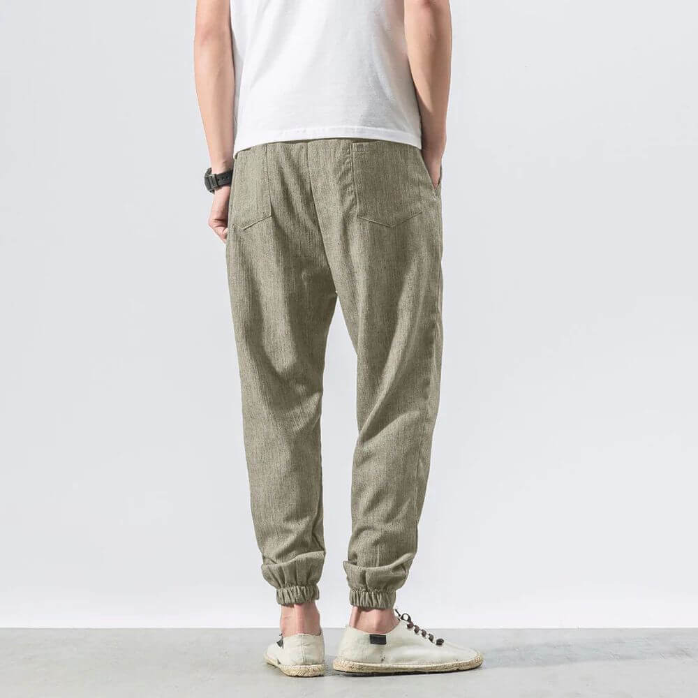 "Pantaloni uomo blu marino in lino e cotone, design elegante con vita elasticizzata e tasche funzionali, versatili e comodi."
