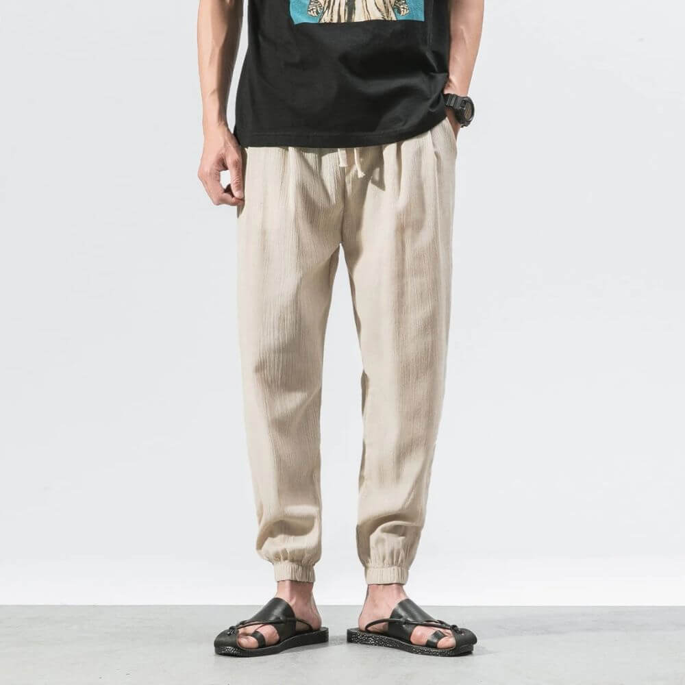 "Pantaloni uomo blu marino in lino e cotone, design elegante con vita elasticizzata e tasche funzionali, versatili e comodi."