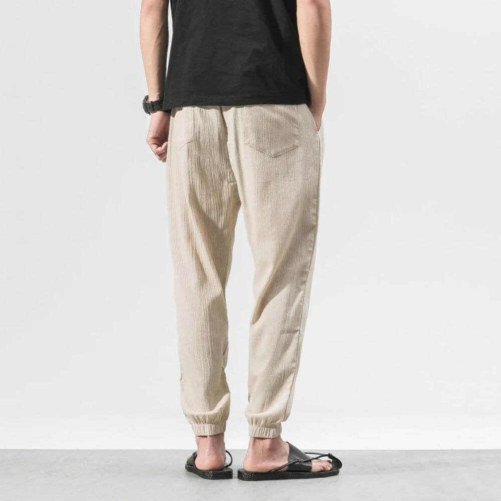 "Pantaloni uomo blu marino in lino e cotone, design elegante con vita elasticizzata e tasche funzionali, versatili e comodi."