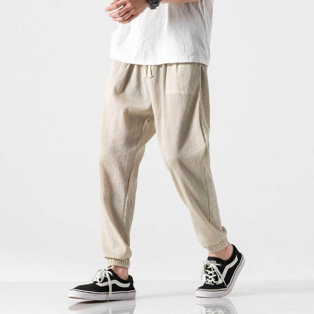 "Pantaloni uomo blu marino in lino e cotone, design elegante con vita elasticizzata e tasche funzionali, versatili e comodi."