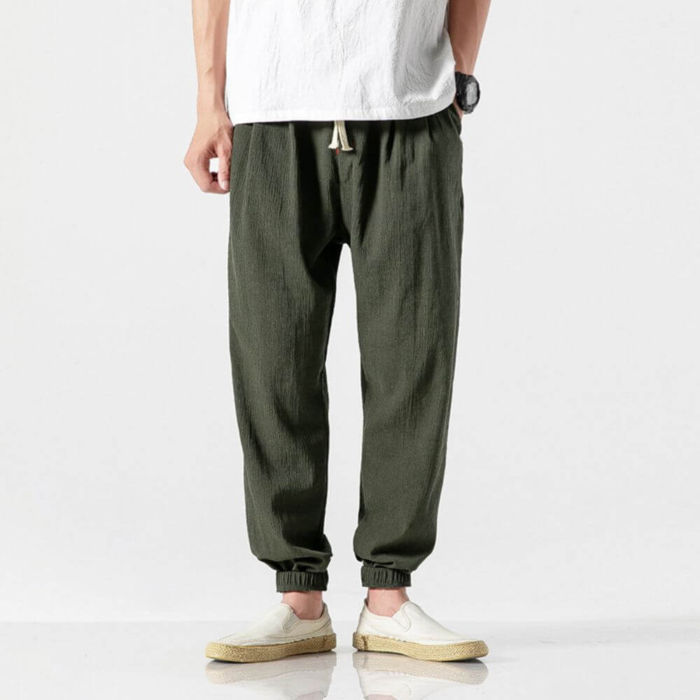 "Pantaloni uomo blu marino in lino e cotone, design elegante con vita elasticizzata e tasche funzionali, versatili e comodi."