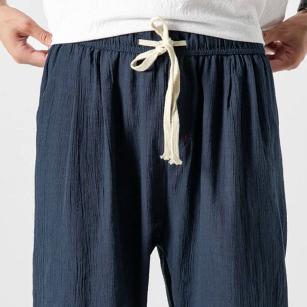 "Pantaloni uomo blu marino in lino e cotone, design elegante con vita elasticizzata e tasche funzionali, versatili e comodi."