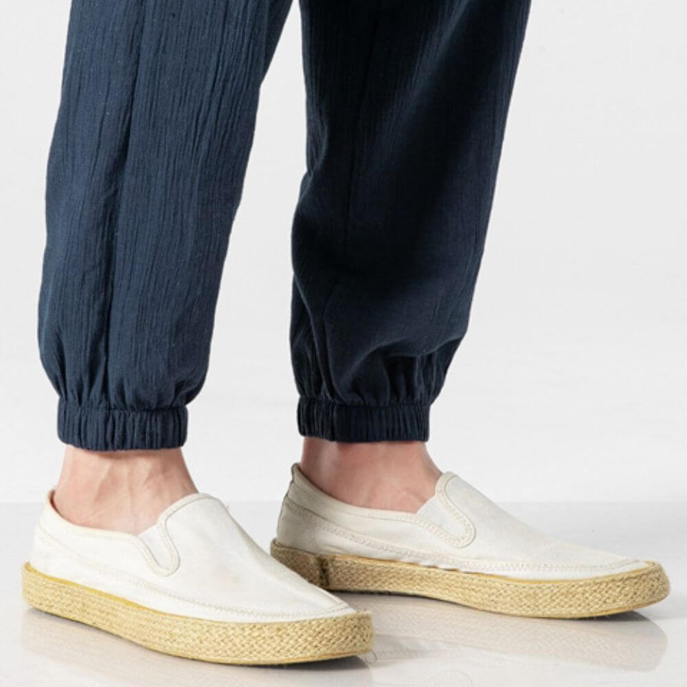 "Pantaloni uomo blu marino in lino e cotone, design elegante con vita elasticizzata e tasche funzionali, versatili e comodi."