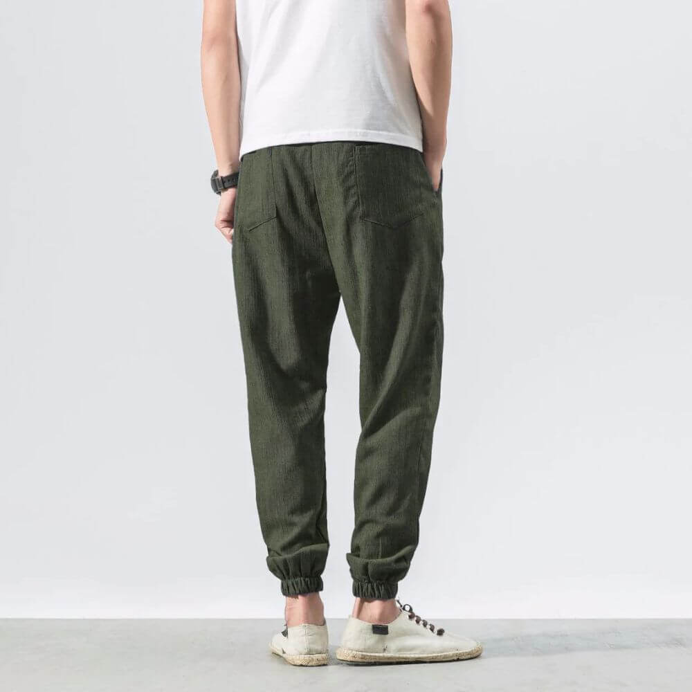 "Pantaloni uomo blu marino in lino e cotone, design elegante con vita elasticizzata e tasche funzionali, versatili e comodi."