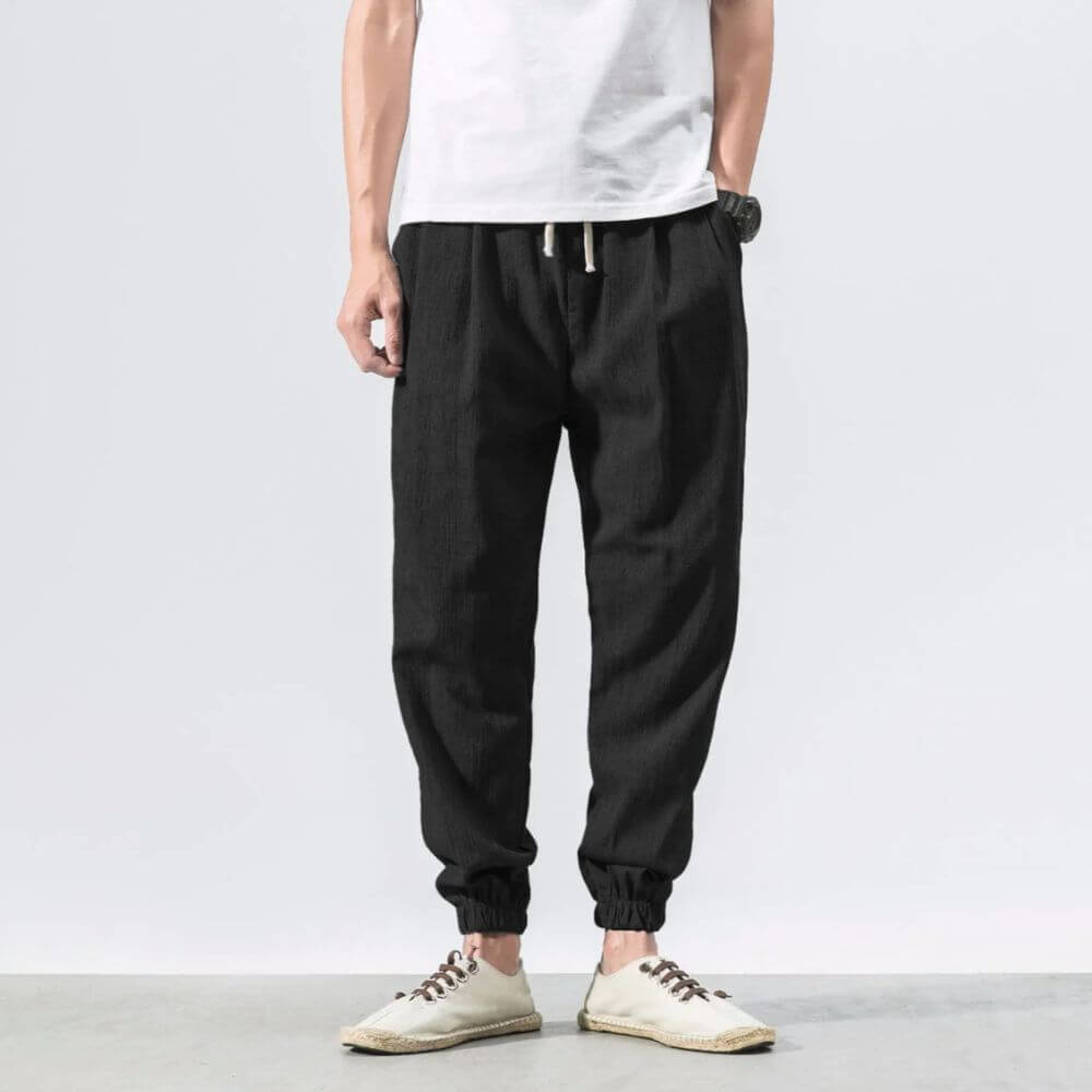 "Pantaloni uomo blu marino in lino e cotone, design elegante con vita elasticizzata e tasche funzionali, versatili e comodi."