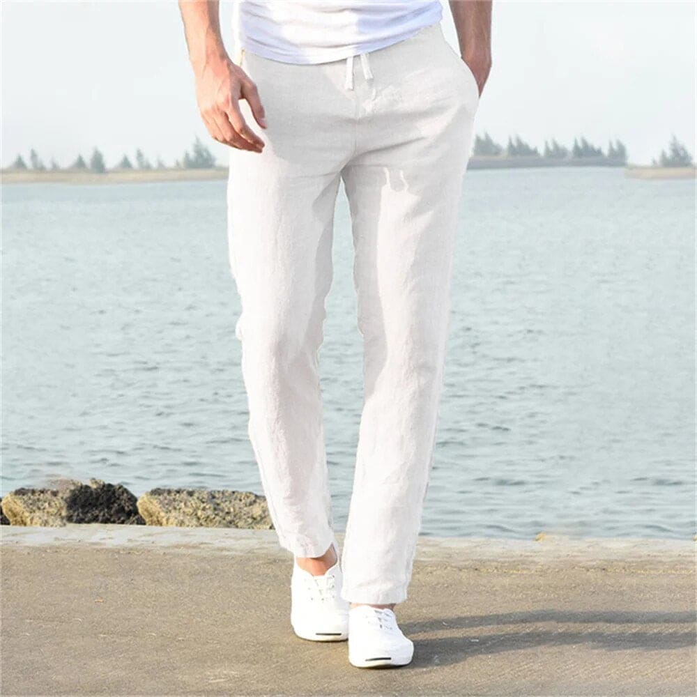 "Pantaloni uomo cotone lino traspirante, vestibilità rilassata, cintura regolabile, tasche, colore blu navy eleganti."