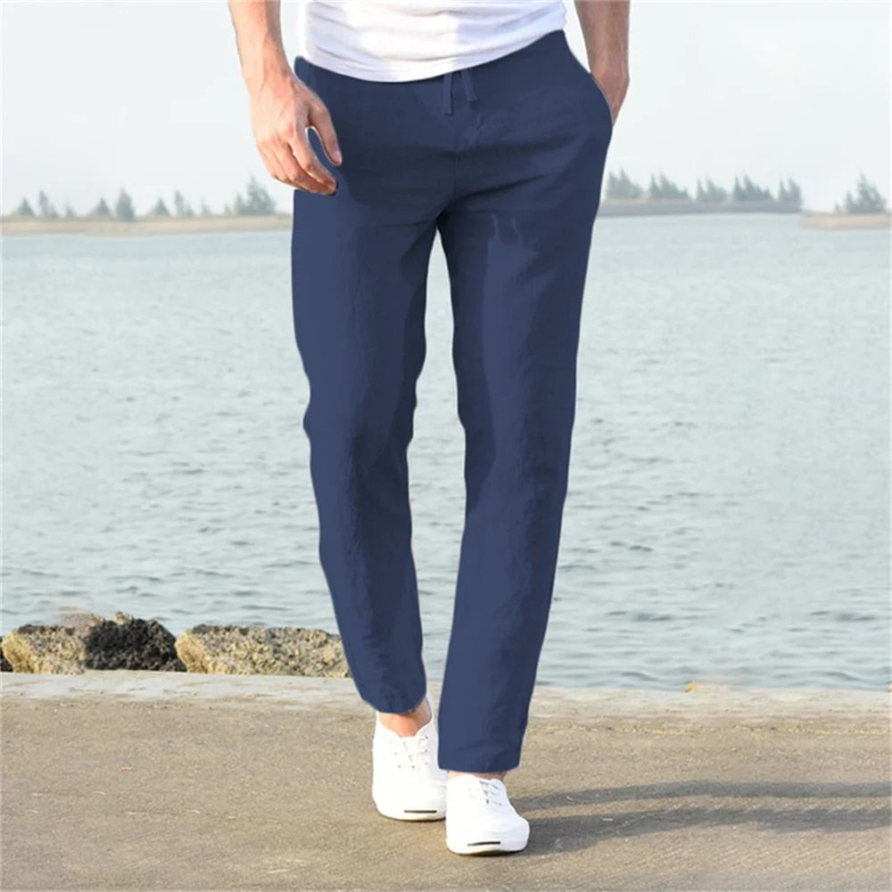 "Pantaloni uomo cotone lino traspirante, vestibilità rilassata, cintura regolabile, tasche, colore blu navy eleganti."
