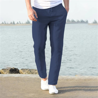 "Pantaloni uomo cotone lino traspirante, vestibilità rilassata, cintura regolabile, tasche, colore blu navy eleganti."