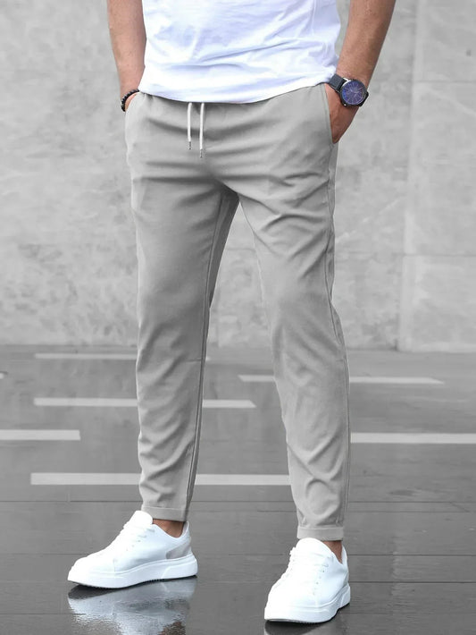 "Pantaloni uomo stretch lusso in tessuto elastico, design moderno con lunghezza affusolata, perfetti per ogni occasione."