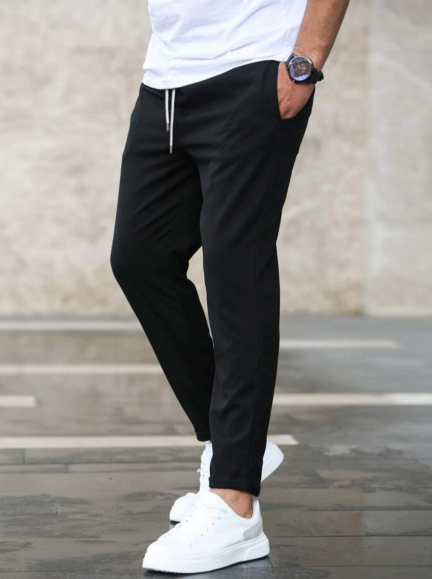 "Pantaloni uomo stretch lusso in tessuto elastico, design moderno con lunghezza affusolata, perfetti per ogni occasione."