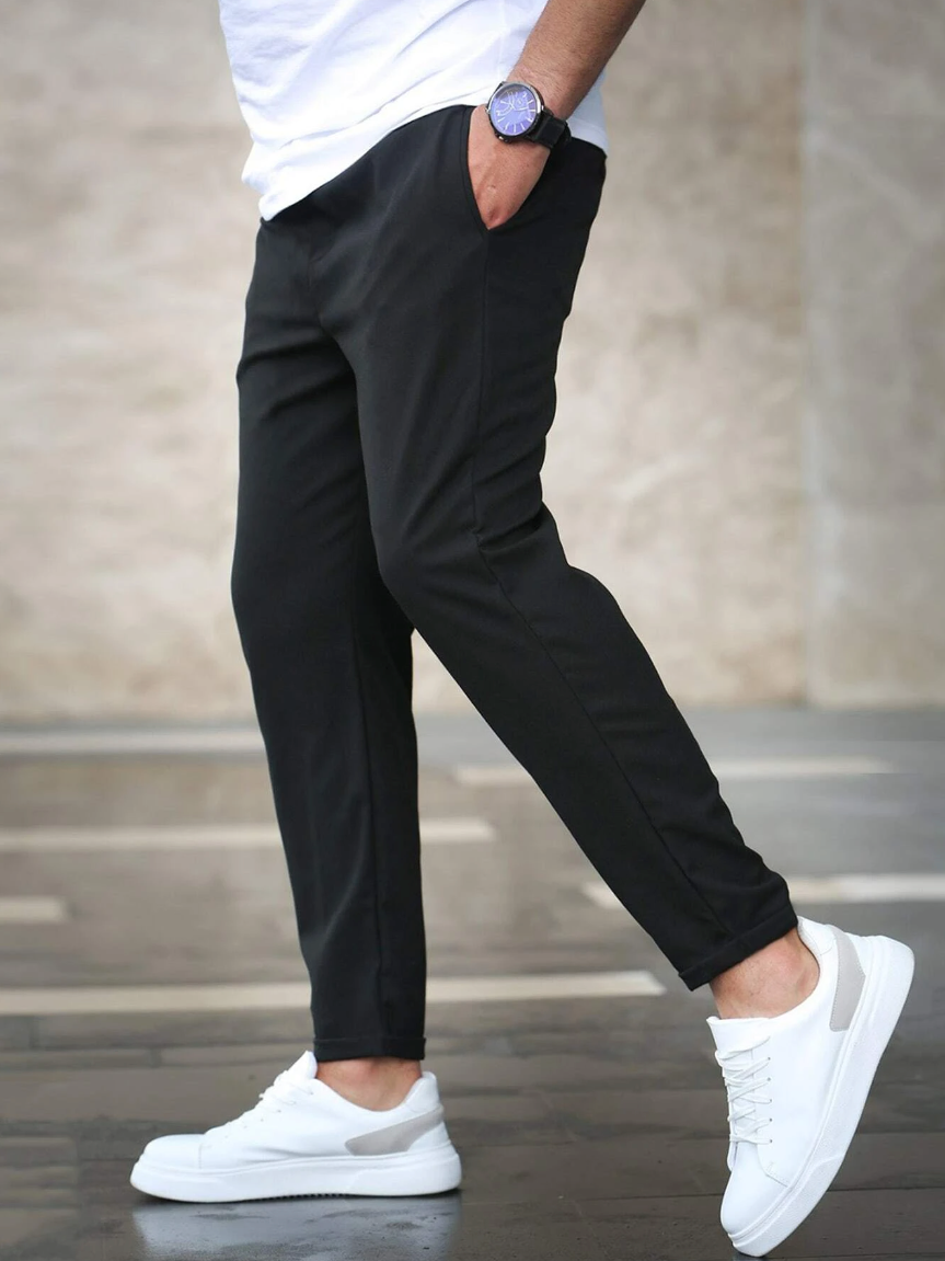 "Pantaloni uomo stretch lusso in tessuto elastico, design moderno con lunghezza affusolata, perfetti per ogni occasione."