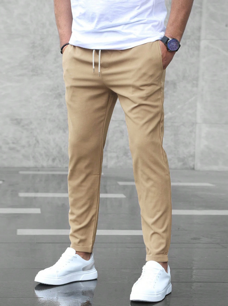 "Pantaloni uomo stretch lusso in tessuto elastico, design moderno con lunghezza affusolata, perfetti per ogni occasione."