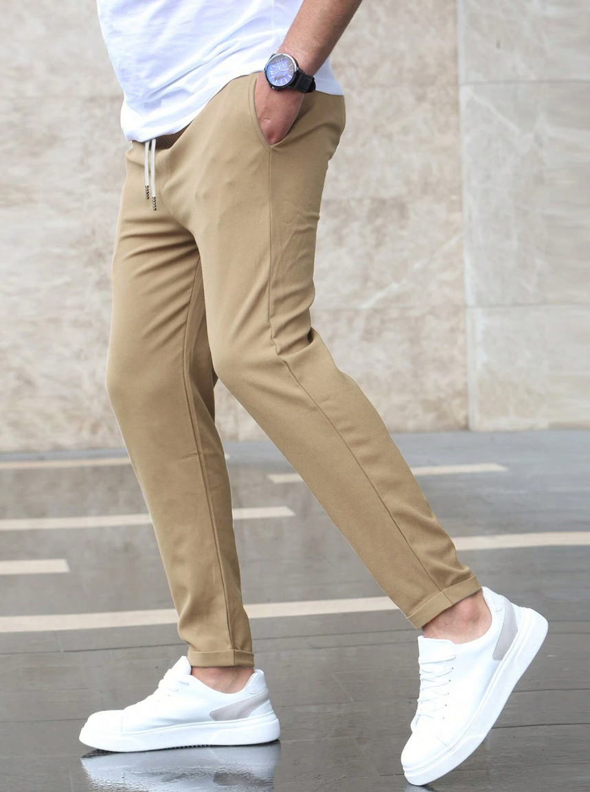 "Pantaloni uomo stretch lusso in tessuto elastico, design moderno con lunghezza affusolata, perfetti per ogni occasione."
