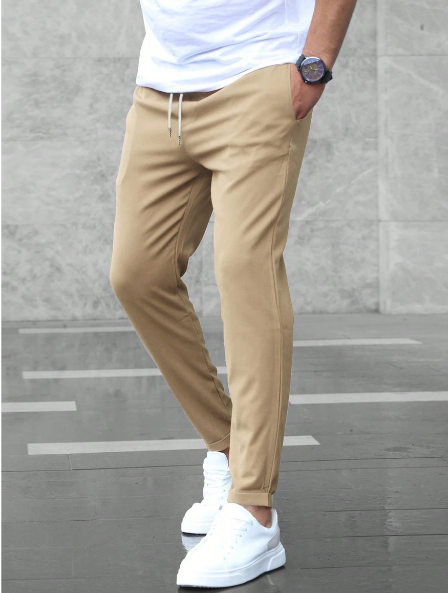 "Pantaloni uomo stretch lusso in tessuto elastico, design moderno con lunghezza affusolata, perfetti per ogni occasione."