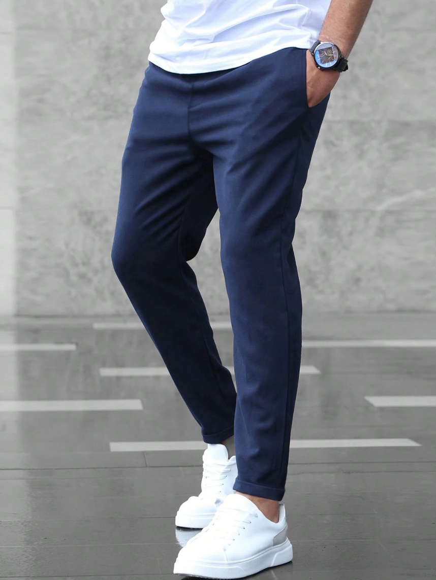 "Pantaloni uomo stretch lusso in tessuto elastico, design moderno con lunghezza affusolata, perfetti per ogni occasione."