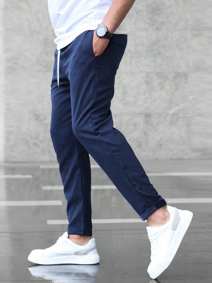 "Pantaloni uomo stretch lusso in tessuto elastico, design moderno con lunghezza affusolata, perfetti per ogni occasione."