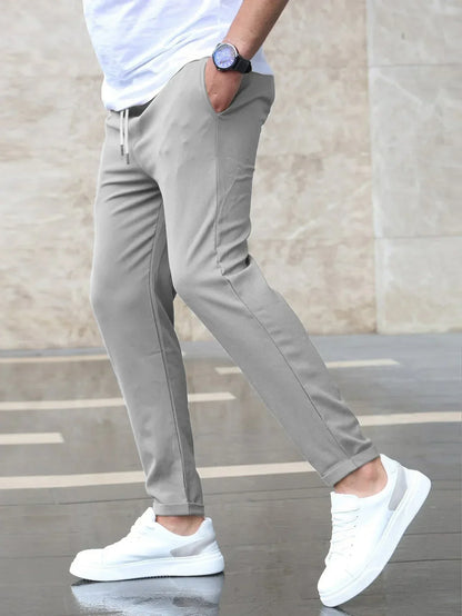 "Pantaloni uomo stretch lusso in tessuto elastico, design moderno con lunghezza affusolata, perfetti per ogni occasione."